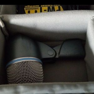Shure beta 52 with mic stand for bass drum